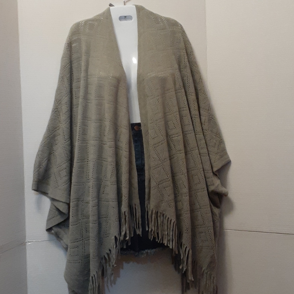 DAVID & YOUNG Women's Gray Poncho With Fringes. OS